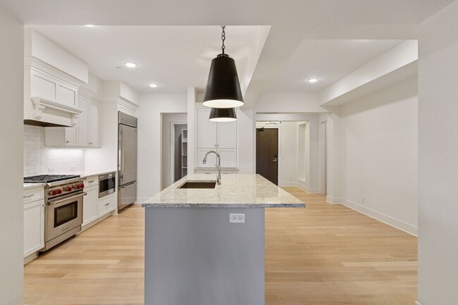 La isla central resulta muy práctica tanto para preparar comidas como para comer algo rápido. - 222 Ferndale Rd S Unidad Meyer Place 207