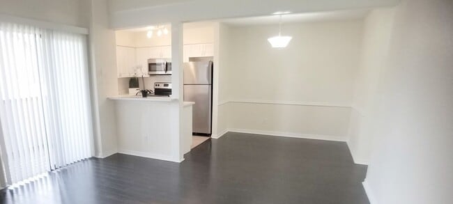 Building Photo - For Rent 1/1 beautiful remodeled condo in ... Unit 184
