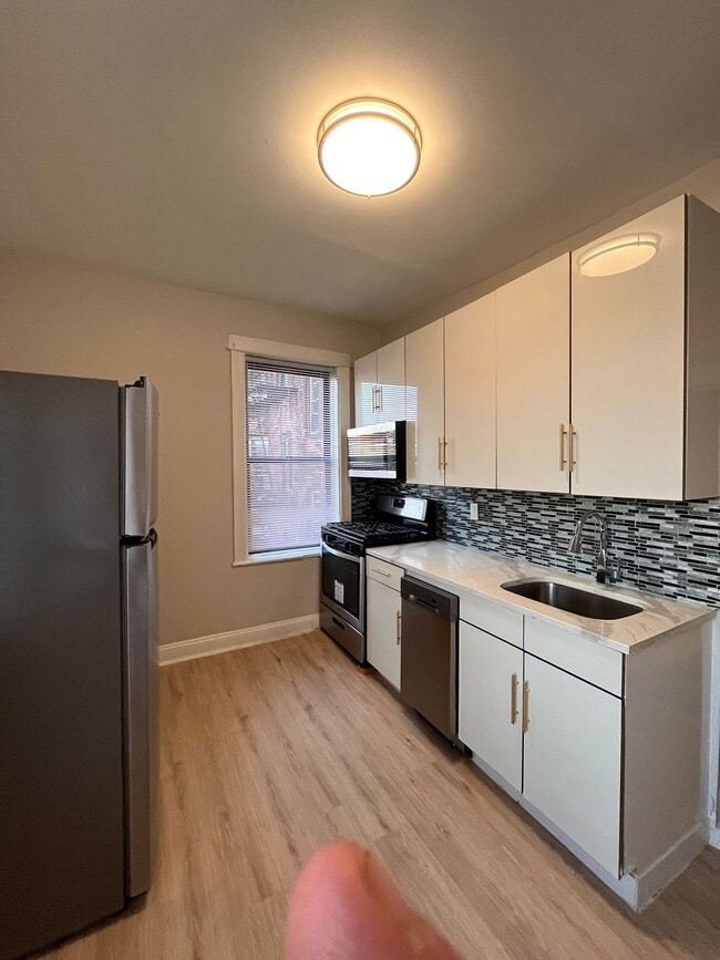 Building Photo - 400 52nd St Unit 4A