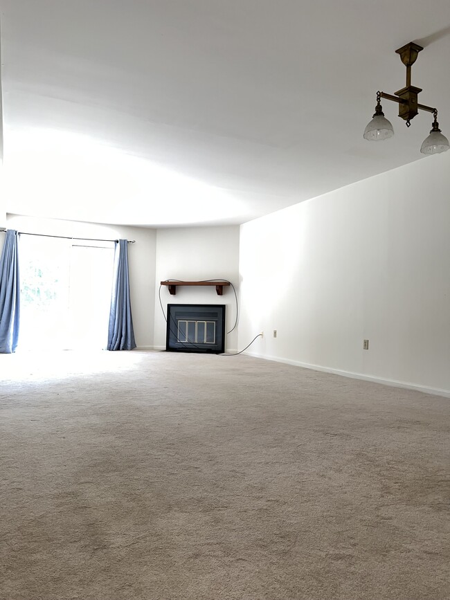 Living Room - 151 Valley Greene Cir Unit 1 Bedroom Wyo. Cond