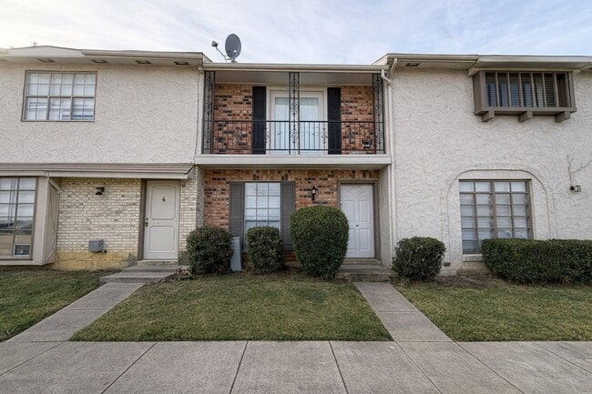 Building Photo - Stylish 2-Bedroom Townhome with Terrace & Resort-Style Amenities in Grand Prairie