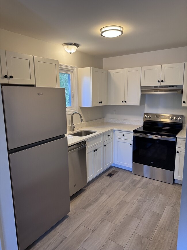 Building Photo - 2558 Whitney Ave Unit A