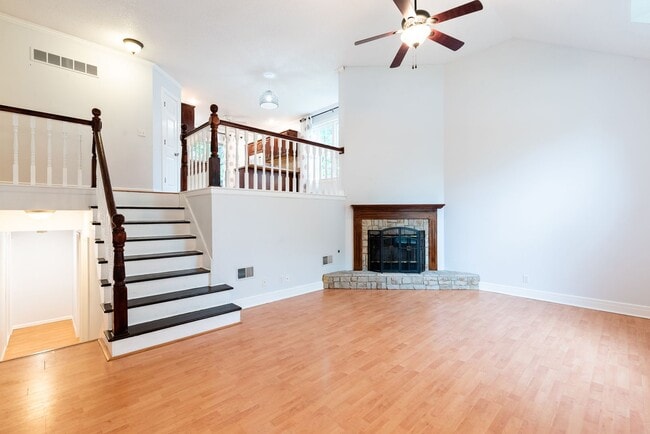 Photo - 4 Bed home in Olathe- Quick access to I-35