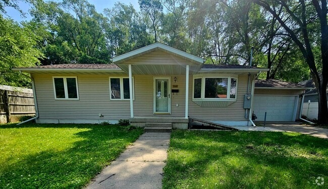 Building Photo - 3 Bedroom House built in 2003 Located in a...