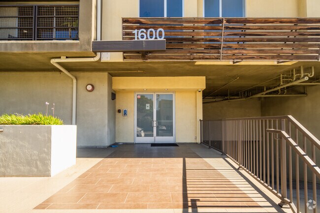 Entrada - 1600 S WESTGATE Ave