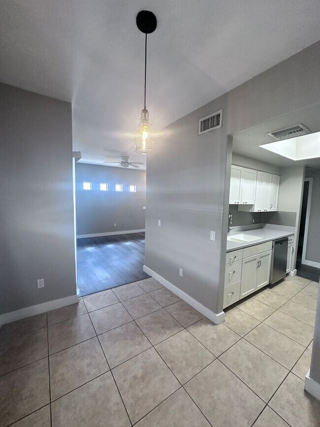 Photo - GREAT CONDO NEAR FREEWAY ACCESS! Unidad 250
