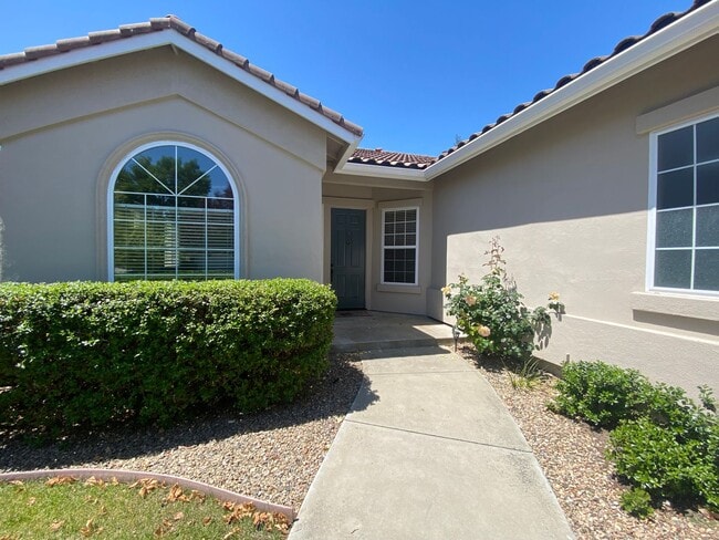 Building Photo - 4 bedroom in Paso Robles