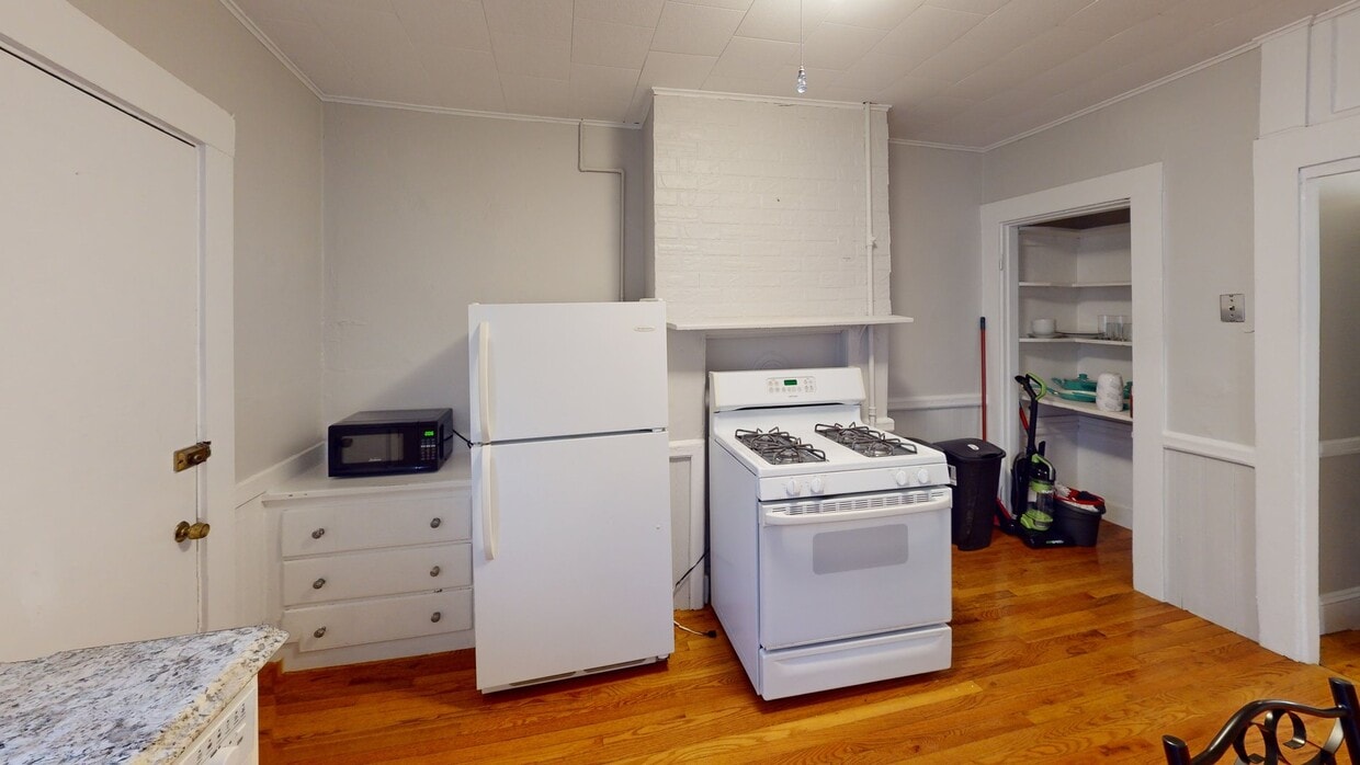 Photo - Private bedroom in 4 bed/1 bath Home