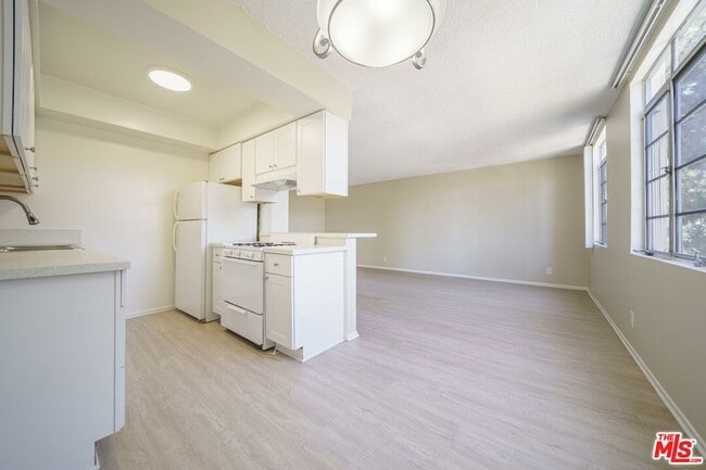 Photo - 456 S Harvard Blvd