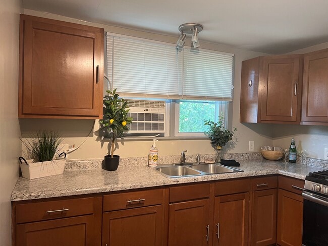 Photo - 629 Clinton St