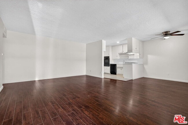 Building Photo - 15540 Moorpark St Unit 7