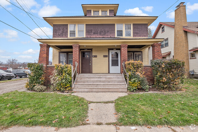 Building Photo - Spacious 3 bed, 1.5 bath duplex Rental