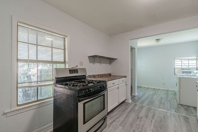 Photo - 1903 W Winnipeg Ave