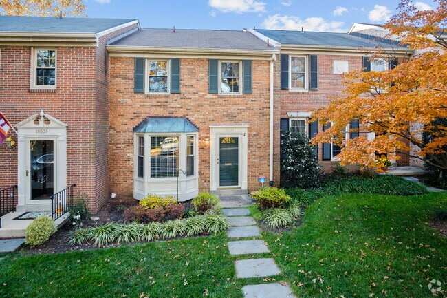 Building Photo - Charming Townhouse: Your New Home Awaits!
