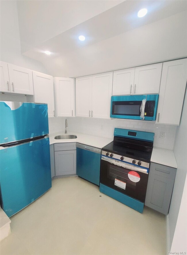 Photo - 67-39 Clyde St