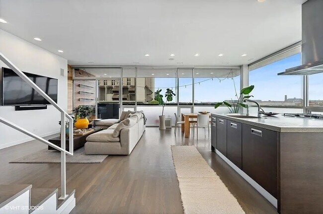 Photo - 2157 W Division St