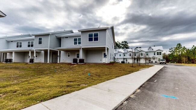 Photo - End unit! Washer/Dryer Included! Beautiful 3 Bedroom Townhome (larger floorpan) with Screened-In...