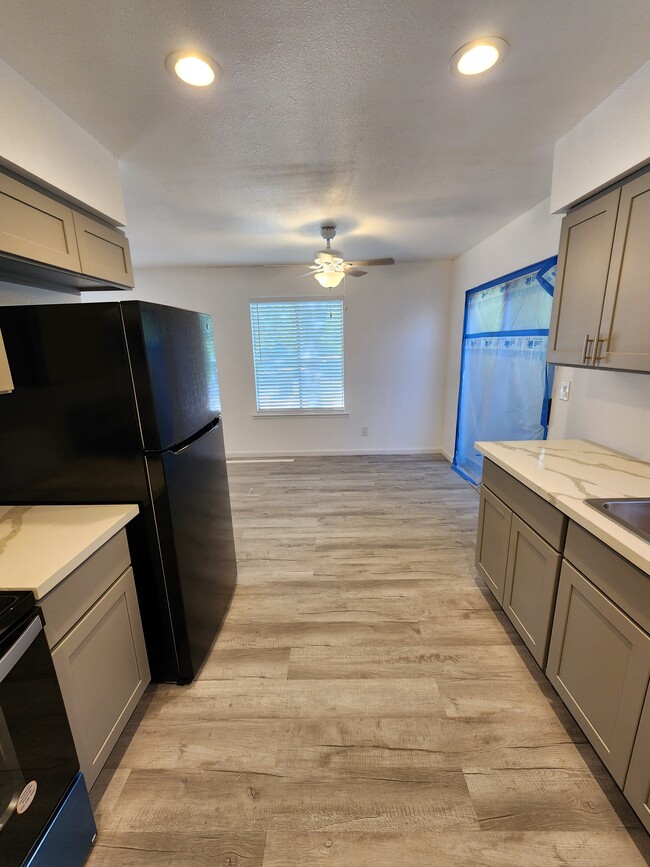 Photo - 830 N Ferger Ave