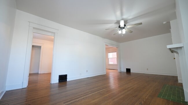 Entrada y sala de estar - 3838 Wyandotte St Unidad Lower