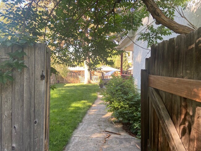 Entrada frontal del patio trasero - 2921 W Platte Ave