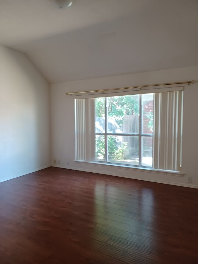 Building Photo - 1121 Marshall Dr Rental