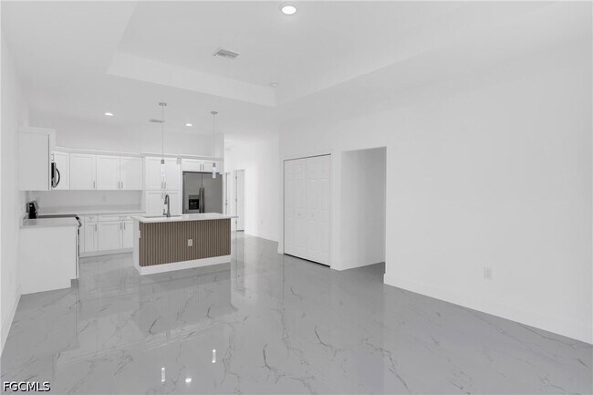 Photo - 747 Newell St E