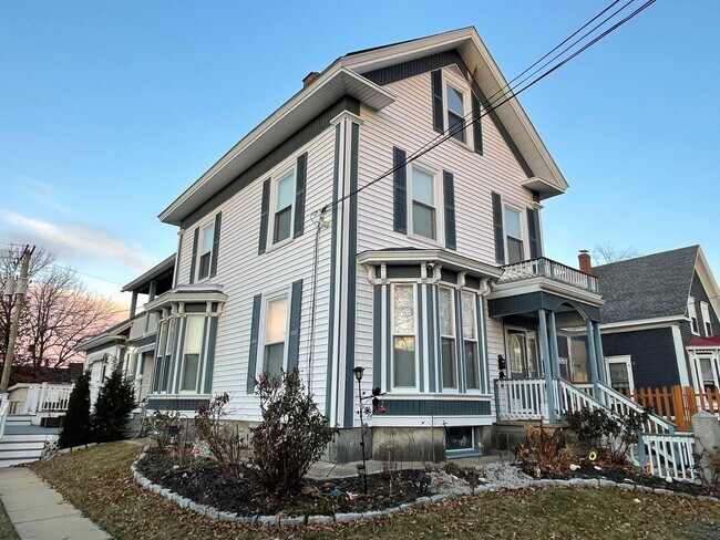 Building Photo - 114 Walnut St Unit 3