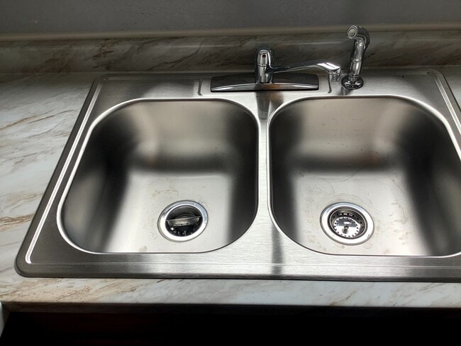 Building Photo - 2-Bedroom 1 1/2 bathroom townhouse in Springfield