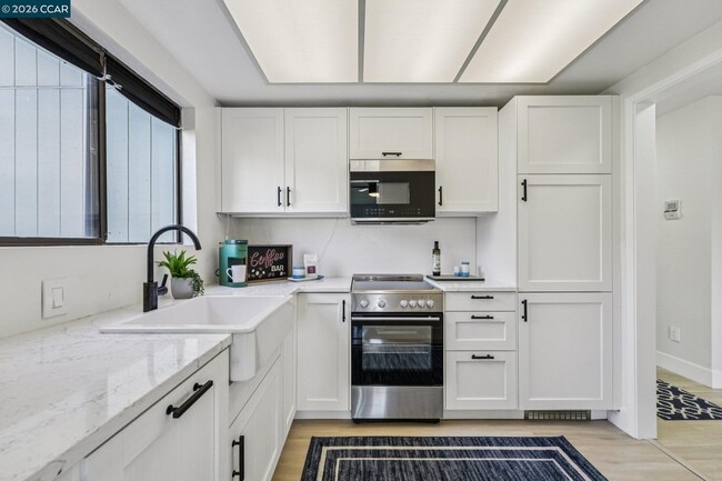 2 Lakeview Ct