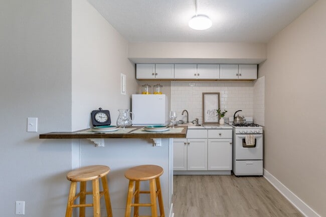 Photo - Highland Park Apartments; Renovated Deluxe... Unit 1108 E Seneca Avenue-4