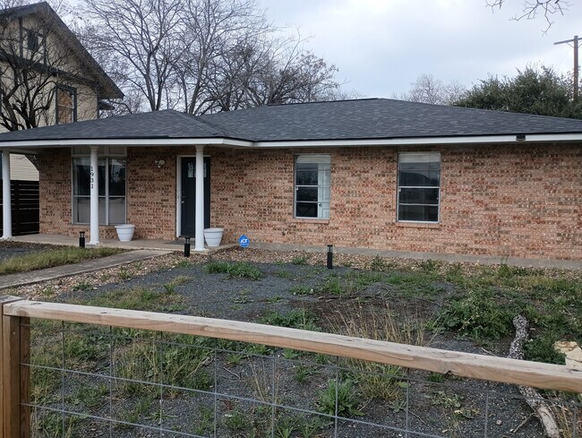 Room in Single Family Home on N PanAm Expy