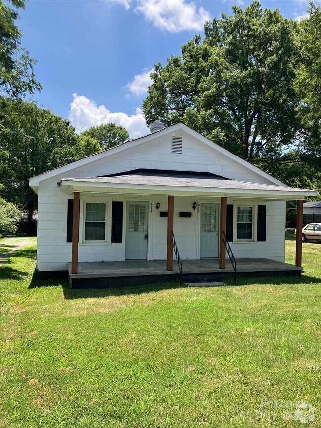 Building Photo - 771 E Iredell Ave Rental