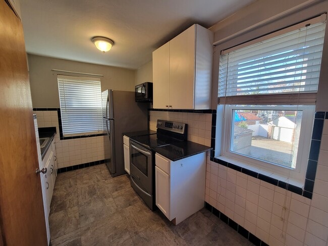 Building Photo - 5849 Eichelberger St Unit 2W