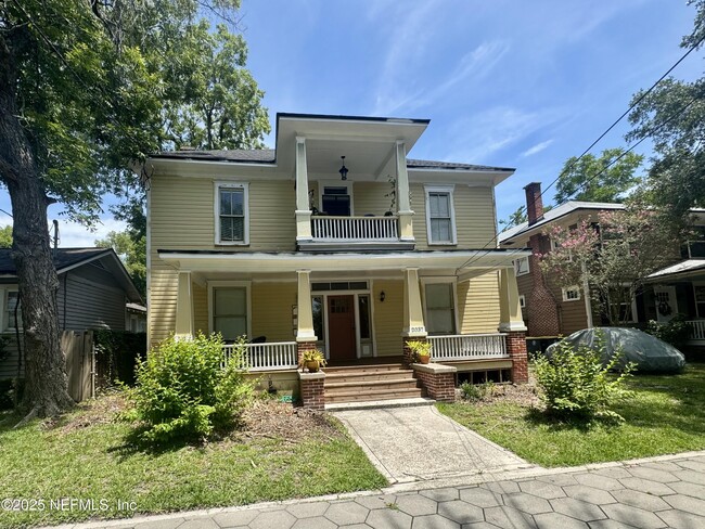 Photo - 2037 Myra St Casa