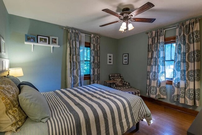 Building Photo - Fully Furnished 4/5Br 2.5Bath South Campus...