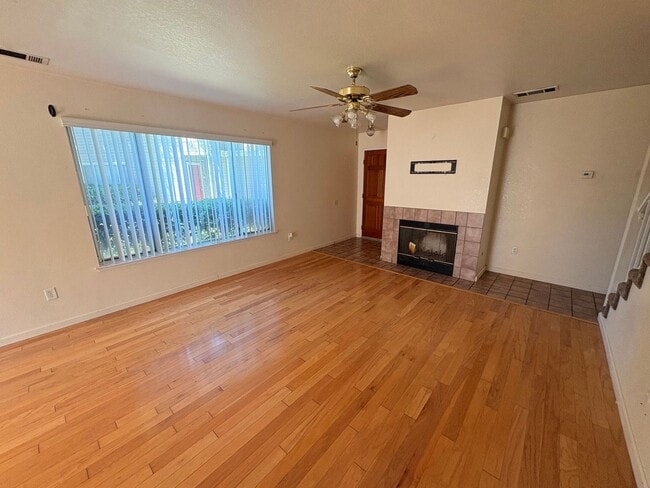 2406 W Packwood Dr