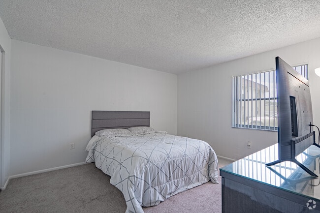 2BR, 1BA - 845SF