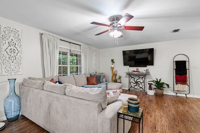 Photo - 62 Legion Park Loop