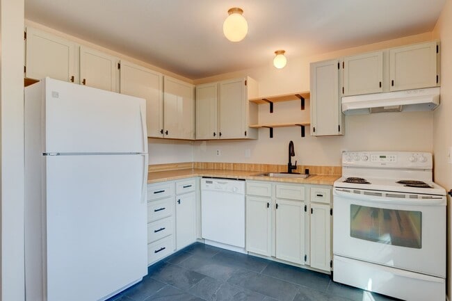 Two Bedroom Two Story Townhouse In Town - Two Bedroom Two Story Townhouse In Town