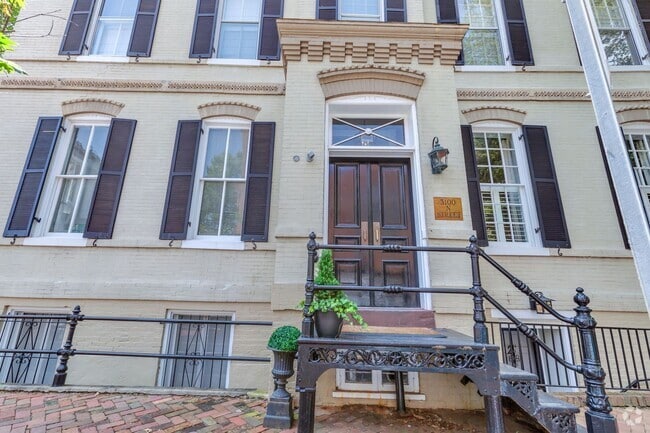 Building Photo - Charming and light-filled garden condo in ...