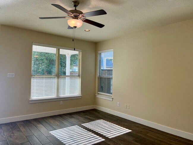 Photo - Fabulous Townhome in New Braunfels 3/2.5 ~ Minutes from Gruene ~ Move in Ready!