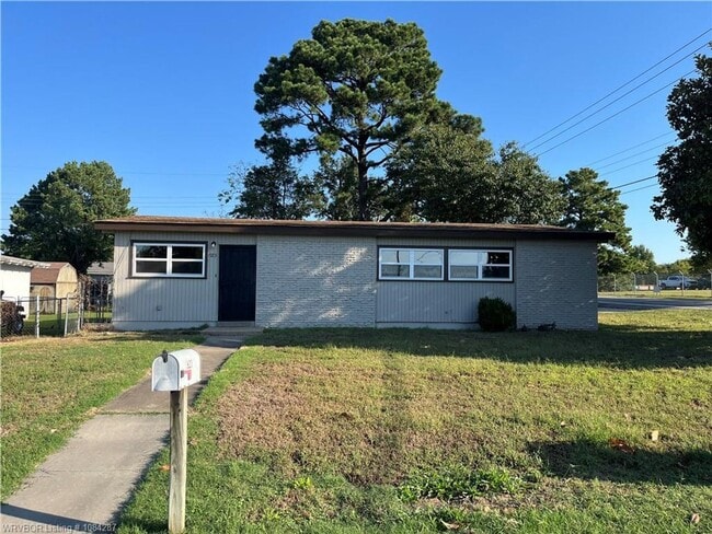 Building Photo - 3 bed, 2 bath, House.