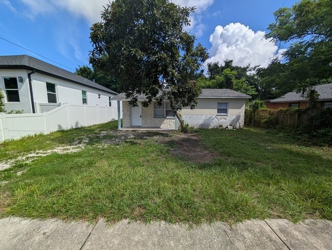 3606 E Comanche Ave