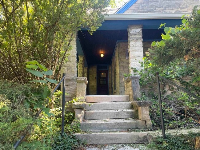 Photo - 301 E University St