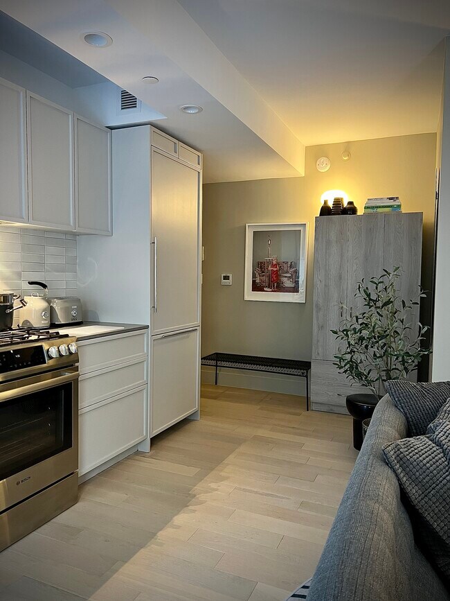 Fully equipped kitchen with brand new Bosch appliances, dishwasher and washer/dryer - 111 Montgomery St Unit 5Q