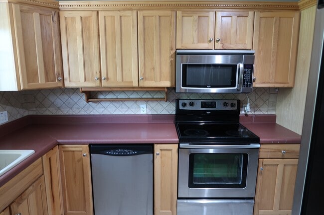 Photo - 929 Kenmoor Ave SE