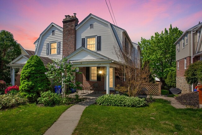 The Ardmore Home with Covered Porch & seating. - 2314 Bryn Mawr Ave Rental