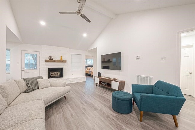 Building Photo - 26415 Hunters Hollow Dr
