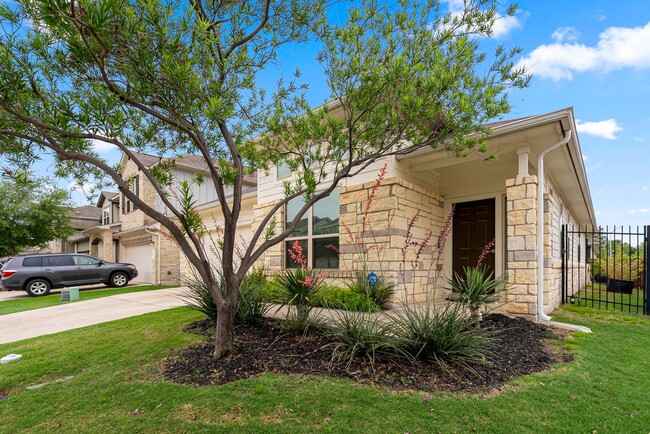 Building Photo - Beautiful 3 bedroom, 2.5 bathroom home in Summerrow Condos!!!