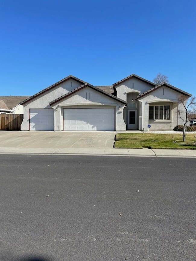 Beautiful 3 Bed / 2 Bath Manteca Home with... - Beautiful 3 Bed / 2 Bath Manteca Home with...